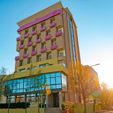 Hotel Atlantic Pesaro Esterno foto