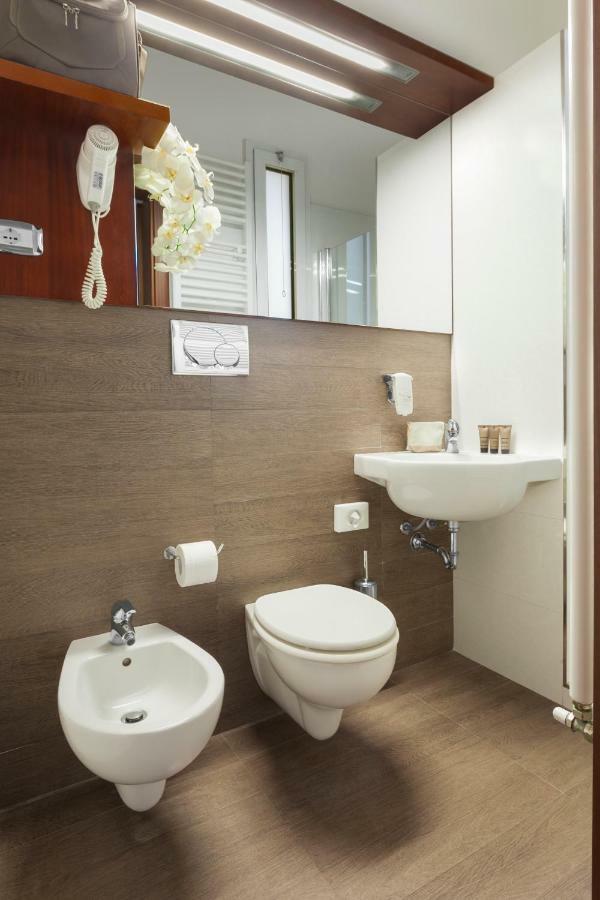 Hotel Atlantic Pesaro Esterno foto