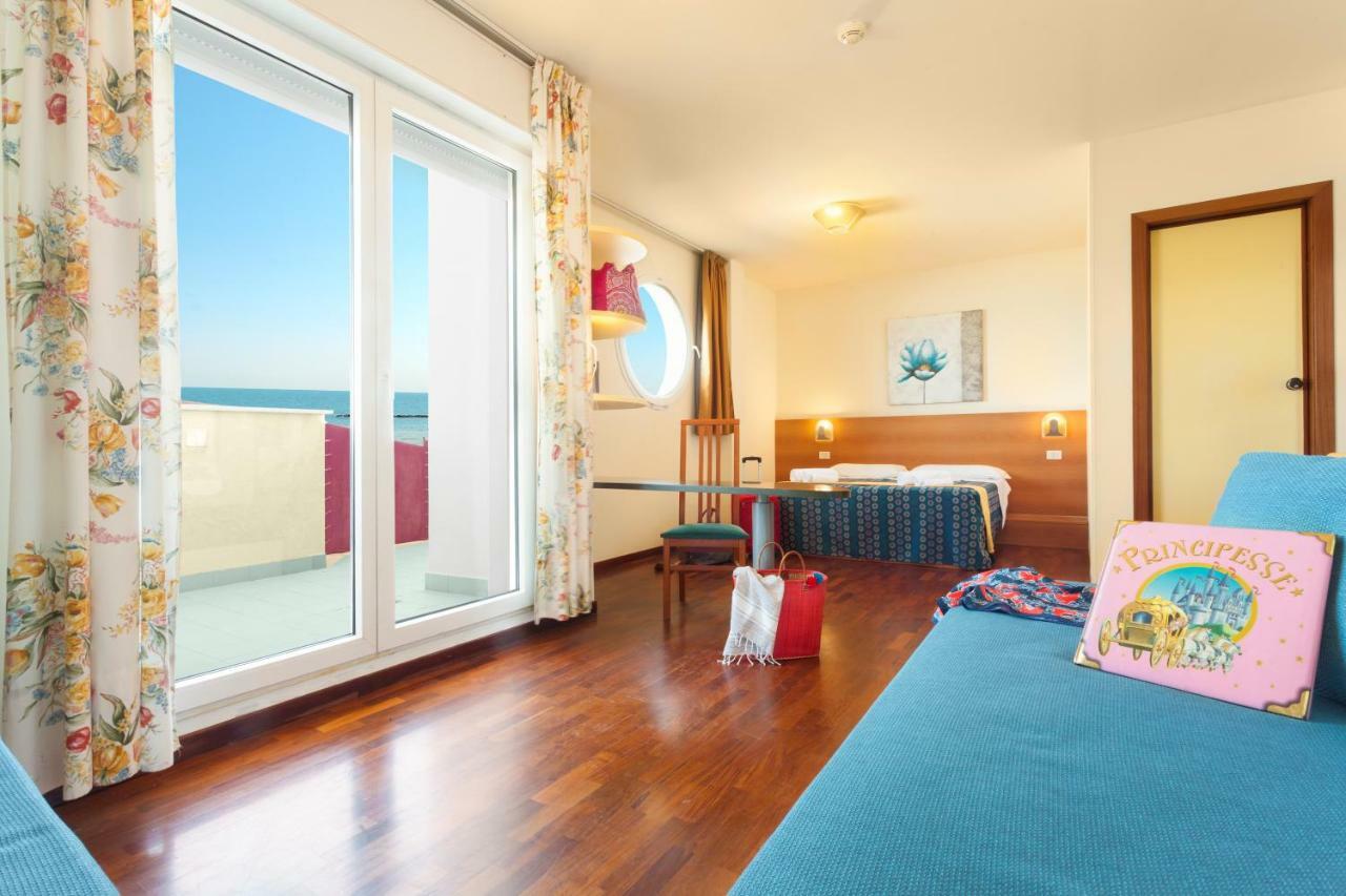 Hotel Atlantic Pesaro Esterno foto