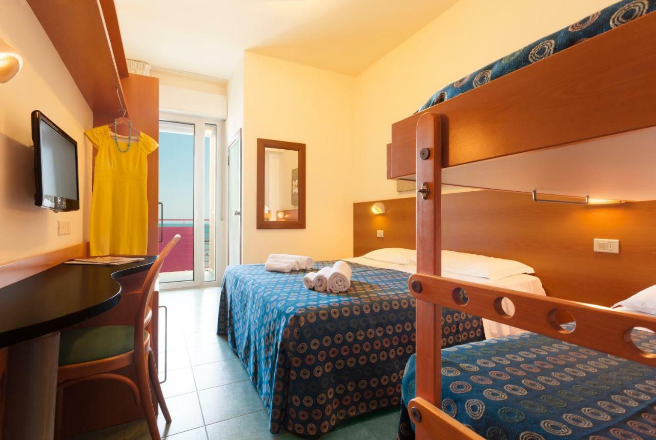 Hotel Atlantic Pesaro Esterno foto