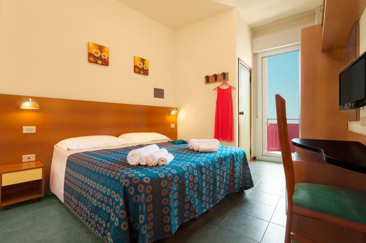 Hotel Atlantic Pesaro Esterno foto