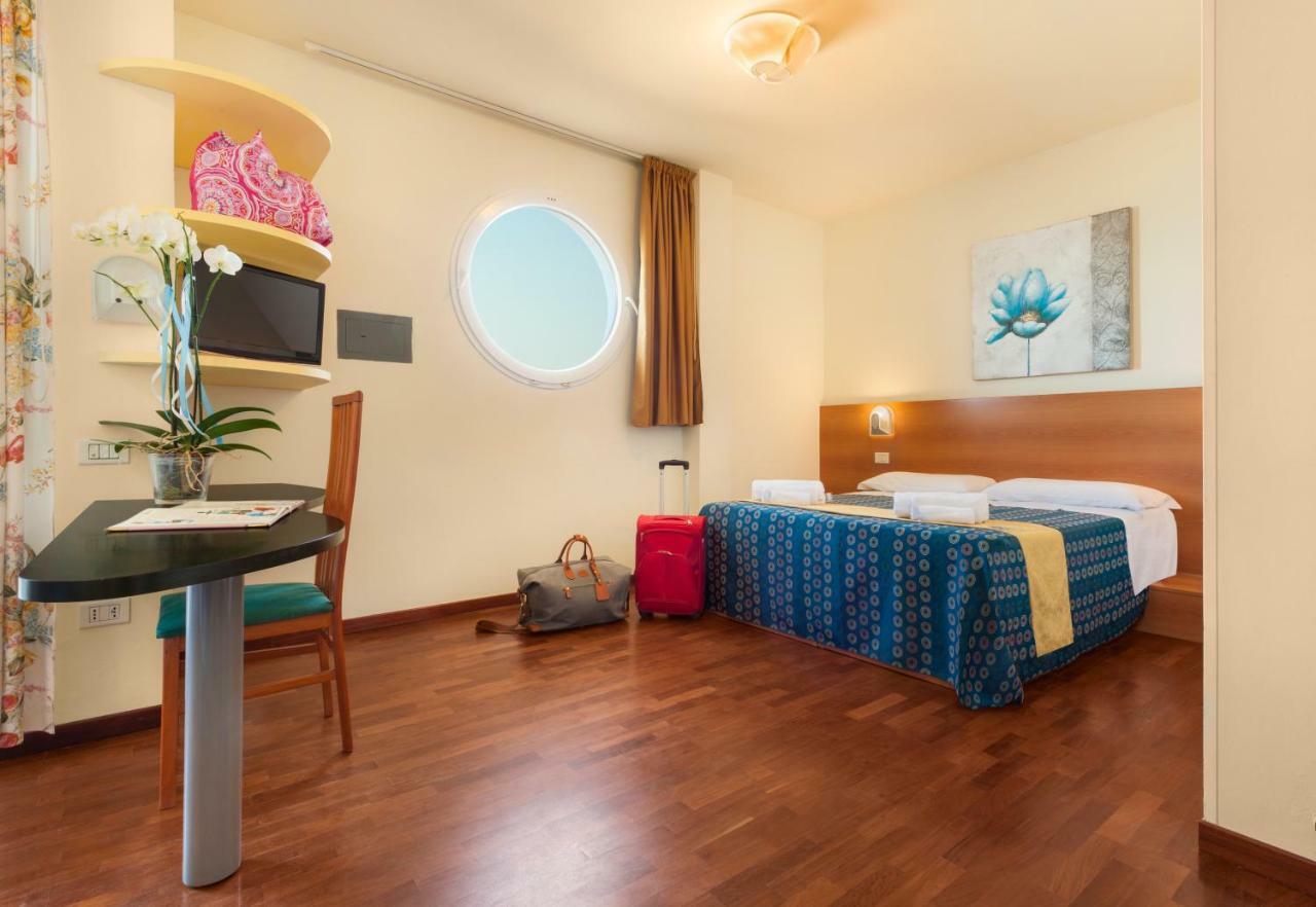 Hotel Atlantic Pesaro Esterno foto