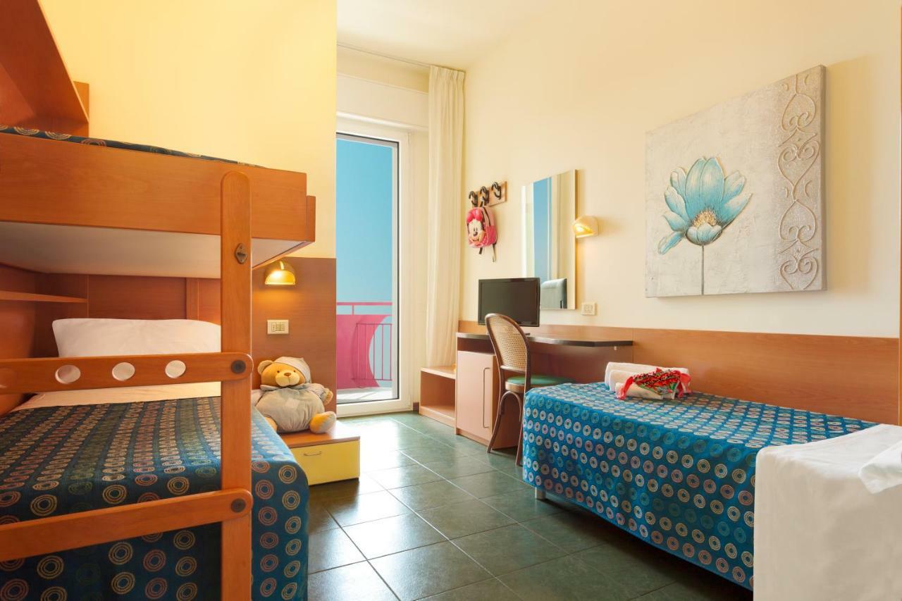 Hotel Atlantic Pesaro Esterno foto