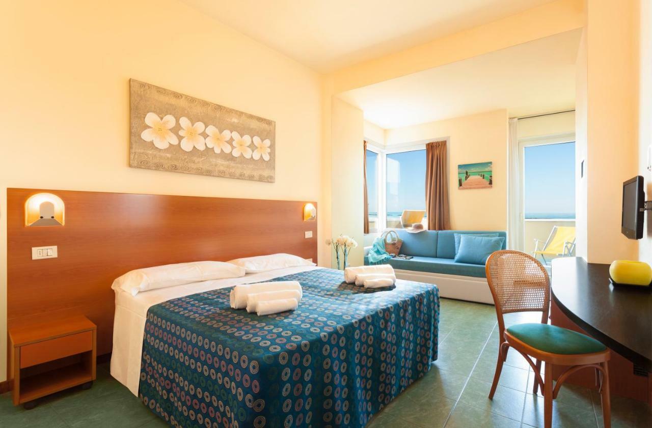 Hotel Atlantic Pesaro Esterno foto