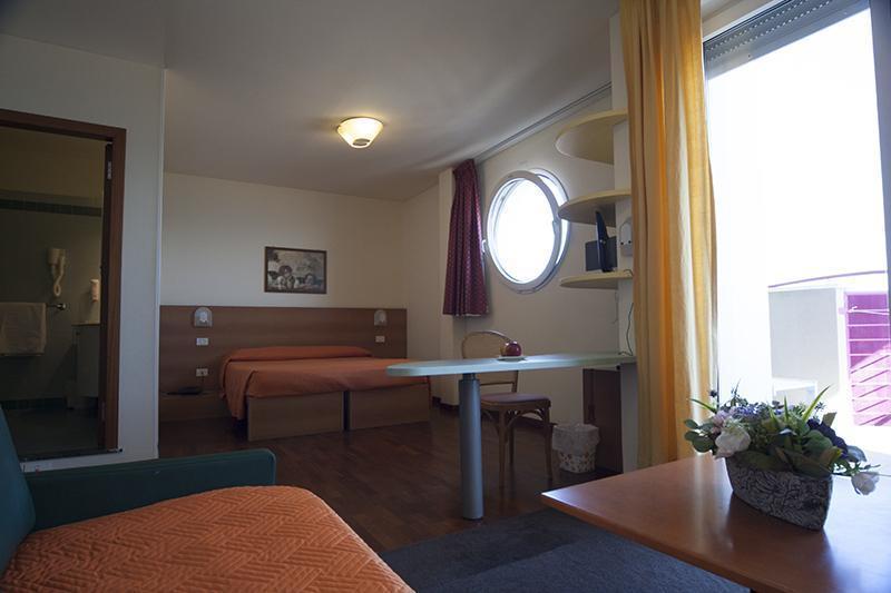 Hotel Atlantic Pesaro Esterno foto