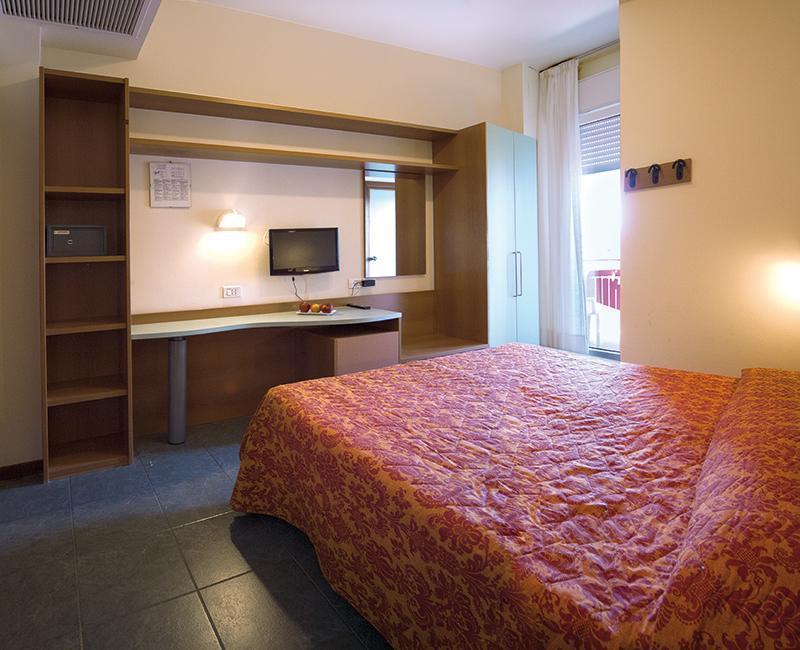 Hotel Atlantic Pesaro Esterno foto